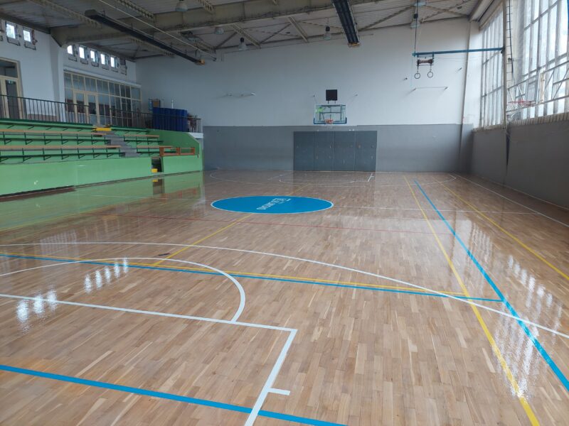 Sportovní hala, lakovaná podlaha PURLET W470 - 1K PUR lak super, lakování dřevěných parket